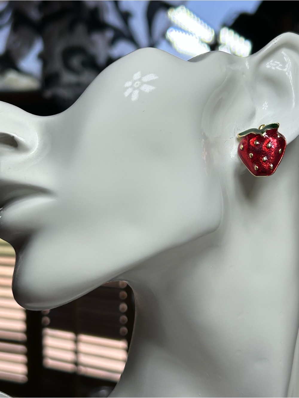 Vintage Avon Red Strawberry Enamel gold tone earrings - Picture 2 of 7